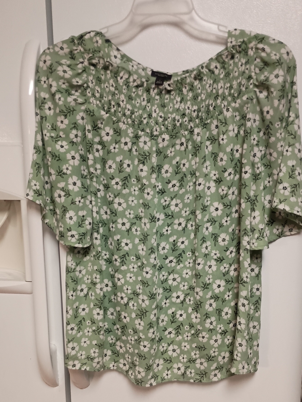 Ann Taylor Light Green Floral Smocked Neck Blouse Women's Size Large